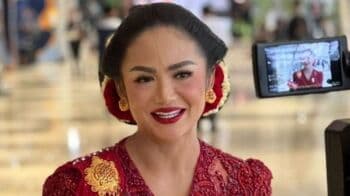Sidang Tahunan MPR 2022, Krisdayanti Cantik Paripurna Berbalut Kebaya Merah