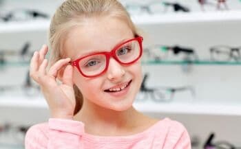 Mengenal Orthokeratology, Terapi Lensa Kontak untuk Hilangkan Mata Minus Anak