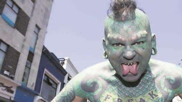 Erik Sprague, ‘Manusia Kadal’ Bersisik Hijau yang Bisa Menelan Pedang hingga Memasukkan Gunting ke Hidungnya