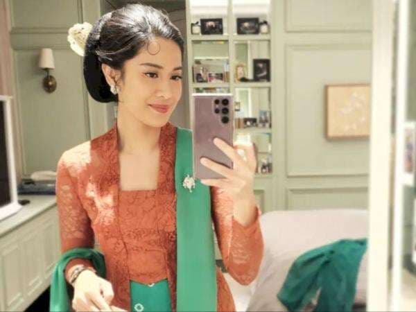 Dian Sastro Cantik Natural Pakai Kebaya Bunga-bunga, Cucu Pahlawan Ini bak Gadis Desa