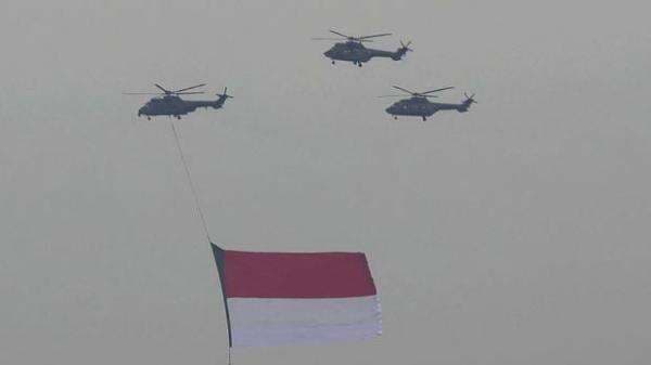 Atraksi 8 Helikopter TNI Polri Kibarkan Merah Putih di Langit Istana Merdeka, Berat Bendera 1,3 Ton