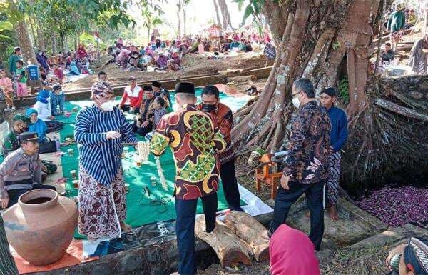 Melihat Tradisi Nguras Sendang Tahunan Kulonprogo, Ajarkan Kebersamaan dan Rasa Syukur Melihat Tradisi Nguras Sendang Tahunan Kulonprogo, Ajarkan Kebersamaan dan Rasa Syukur