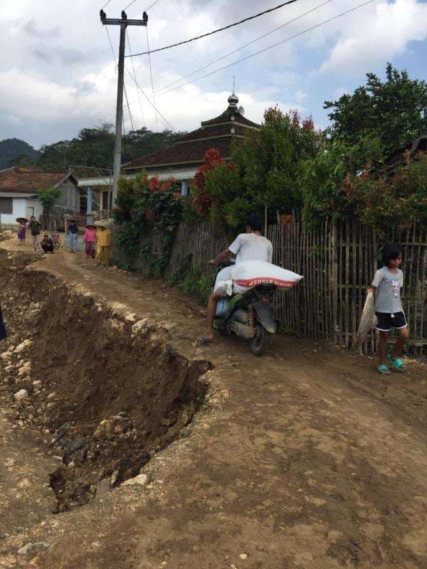 Akibat Luapan Sungai Ciujung, Jalan di Desa Parakan Besi Lebak Longsor