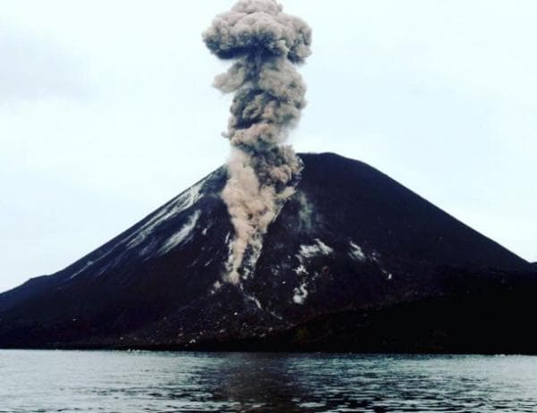 5 Gunung Indonesia yang Berada di Tengah Laut, Nomor Terakhir Terkenal di Dunia