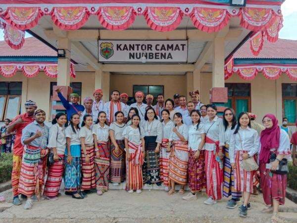 Unik, Para Kades dan Camat Nunbena TTS Kenakan Pakaian Adat Mollo Corak Merah Putih Rayakan HUT RI