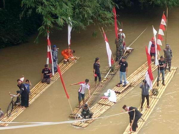 Unik! Warga Ciberang Lebak Gelar Karnaval HUT RI dengan Susur Sungai Gunakan Rakit Bambu