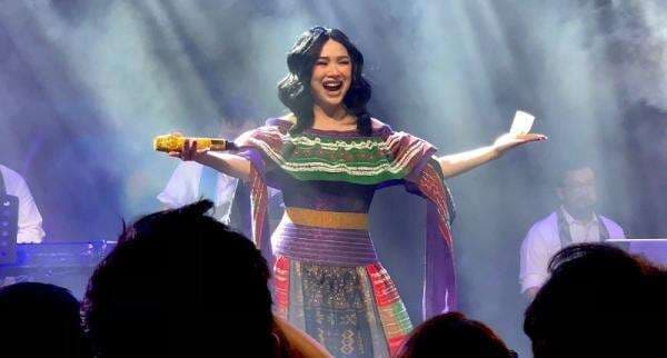 Titi DJ Ramaikan Panggung Jagantara Pakai Ulos: Jangan Berhenti Mencintai Indonesia!