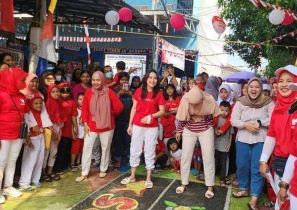 Rayakan HUT ke-77 RI, Ayu Ting Ting Girang Juara Lomba Memasukkan Pensil ke Botol