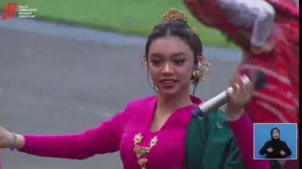 Naura Ayu Tampil Memesona di Acara Penurunan Bendera Merah Putih