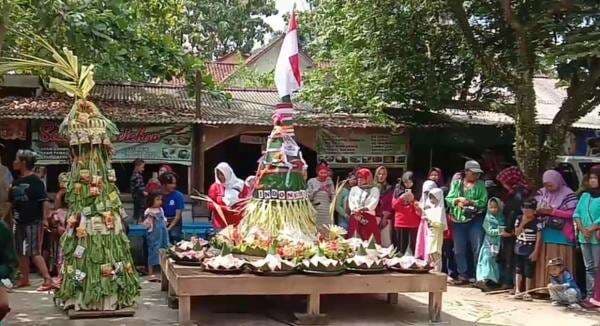 Peringati HUT RI ke 77, Warga di Pangandaran Membuat Gunungan Tumpeng Setinggi Dua Meter Peringati HUT RI ke 77, Warga di Pangandaran Membuat Gunungan Tumpeng Setinggi Dua Meter