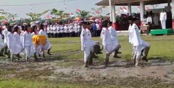Paskibra Kecamatan Sukaresmi Pandeglang Gelar Upacara HUT RI Ke-77 di Lapangan Becek