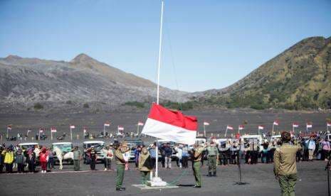 In Picture: Upacara Bendera HUT RI di Plato Gunung Bromo