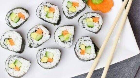 Biar Gak Hancur, Begini Teknik Masak Nasi yang Pas untuk Sushi! Jangan Asal Moms…
