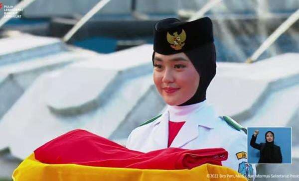 Ayumi Putri Sasaki, Bidadari Banyuwangi Pembawa Baki Bendera