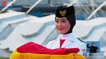 Potret Ayumi Putri Sasaki Pembawa Baki Penurunan Bendera Pusaka, Hijaber Blasteran Indonesia-Jepang