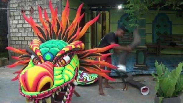 Pemuda ini Sukses Tekuni Usaha Layangan Naga Pemuda ini Sukses Tekuni Usaha Layangan Naga