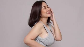 Hot! Tante Ernie Berpose Pakai Jumpsuit Ketat di Pemotretan Terbaru, Netizen: Makin Montok