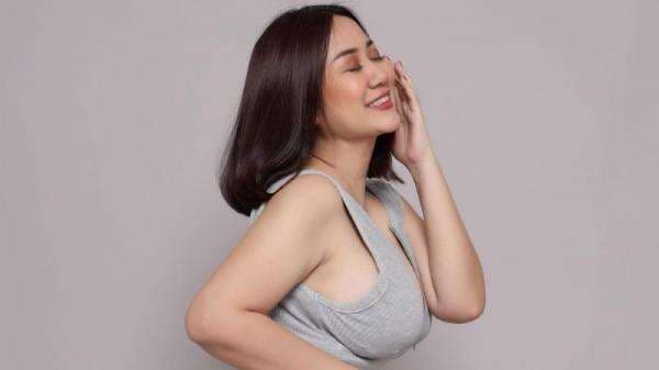 Pose Tante Ernie Pakai Jumpsuit Ketat di Pemotretan Terbaru, Simak Disini