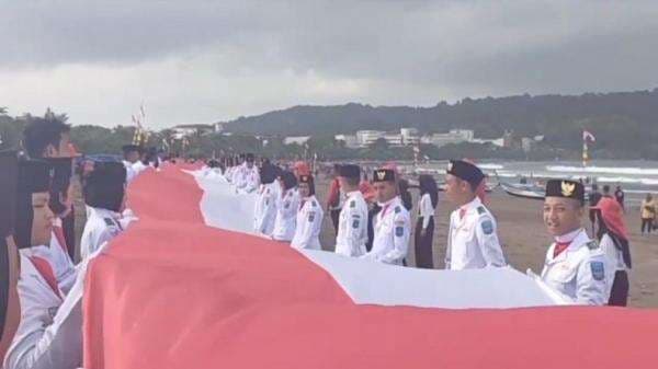 Warga Bentangkan Bendera Merah Putih  1.000 Meter di Pantai Pangandaran