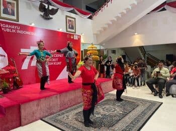 Joget Bersama `Mendung Tanpa Udan` Meriahkan Perayaan Agustus-an di Bangladesh