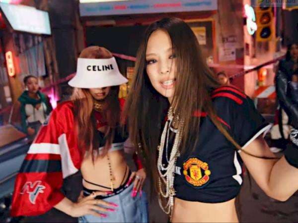 Viral! Jennie Blackpink Pakai Jersey MU di Video Klip Lagu Terbarunya
