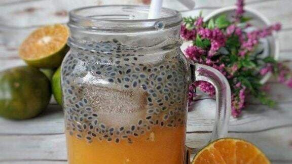 Resep Es Jeruk Peras Biji Selasih, Minuman Segar yang Mudah Dibuat