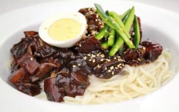 5 Lokasi Menikmati <i>Korean Street Food</i> Paling Enak di Bandung, Pernah Coba?