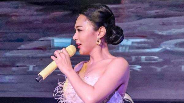 Potret Wika Salim Pakai Kemben Berbulu Manggung di Semarang, Tukang Gendang Dibuat Terpana!