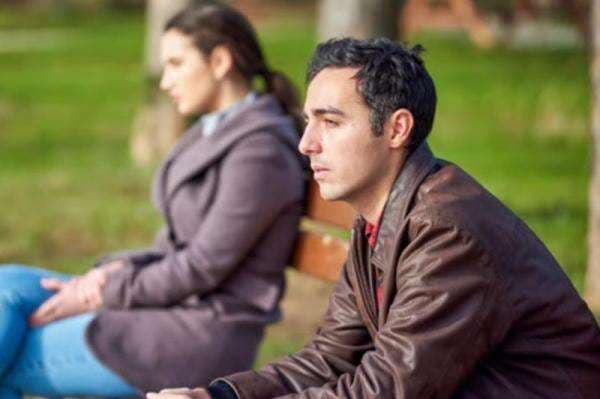 7 Ciri Cowok Masih Chat Cewek Lain, Kenali dari Keterbukaan Diri dan Firasat