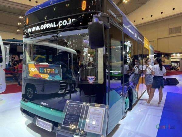 Adi Puro Pamerkan Bus Podcast di GIIAS 2022, Keren Banget!