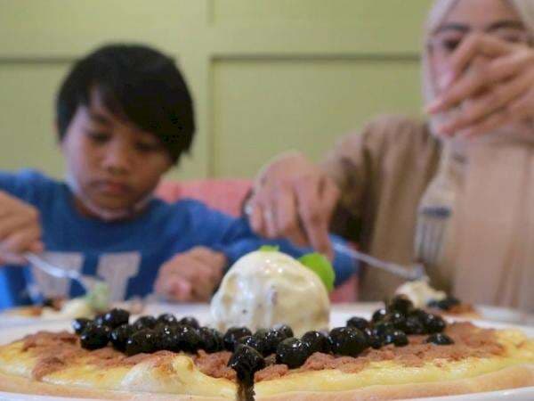 Unik! Kafe Ini Sajikan Pizza dengan Topping Gak Biasa, Mulai dari Boba Hingga Martabak!