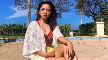 Hesti Purwadinata Tampil Seksi di Pinggir Kolam Pakai Bikini One Piece