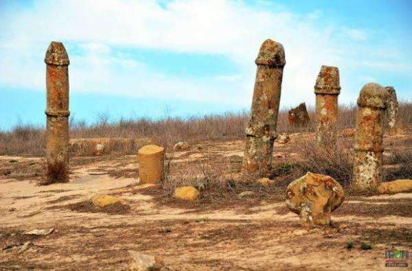 Misteri Barisan Nisan Berbentuk Kelamin Manusia di Makam Nabi Khalid Terkuak