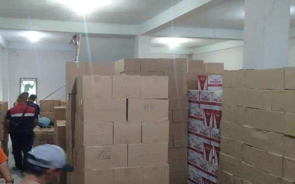 Satpol PP Gerebek Gudang Pemasok Miras Lubuklinggau - Bengkulu, Petugas Sempat Tidak Bisa Masuk