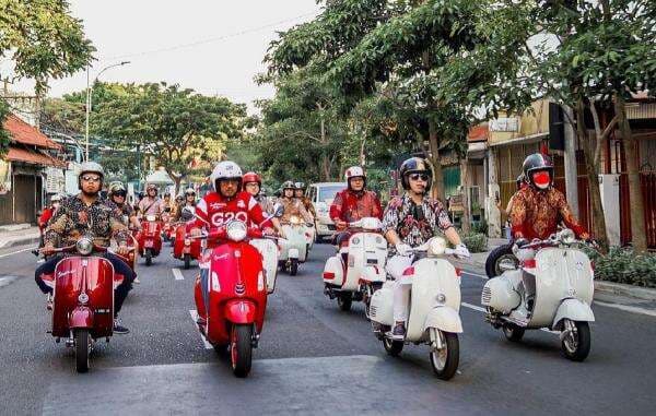 Keren, Crazy Rich Surabaya dan Armuji Naik Vespa Merah dan Putih