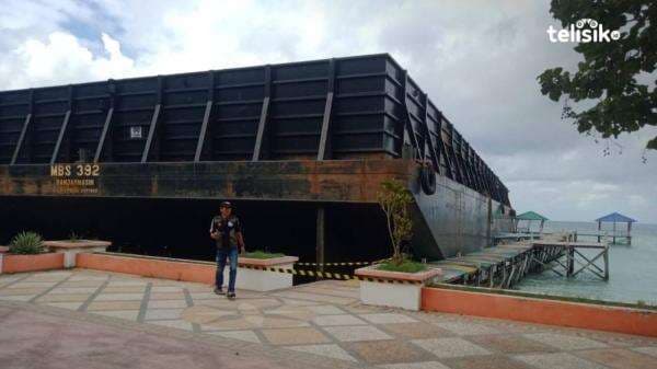 Kapal Tongkang Nyasar Rusak Destinasi Wisata Pasir Putih Pantai Berova