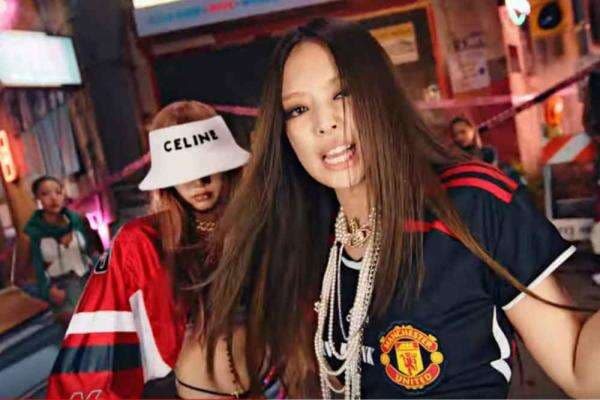 Pakai Jersey The Red Devils, Jennie BLACKPINK Di-Notice Manchester United