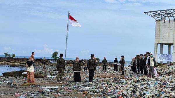 Kibarkan Merah Putih di Atas Tumpukan Sampah di Desa Teluk, Mahasiswa: Pandeglang Belum Merdeka