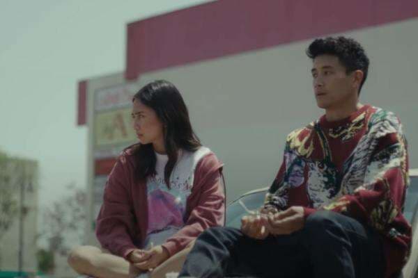 Link Streaming Film Pendek Milik NIKI "But I'm Letting Go"