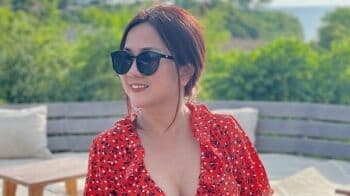 Tante Ernie Pose Angkat Tangan cuma Pakai Bra, Netizen Salfok Ketiak Mulus