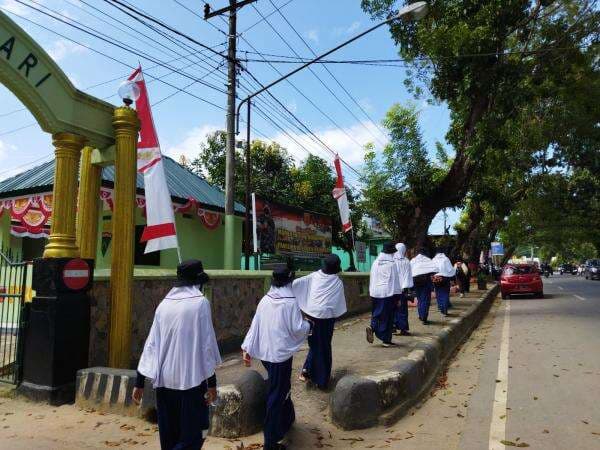 Pelajar SMP Taklukan Kendari dengan Jalan Kaki 40 Km