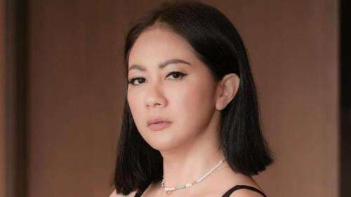 3 Potret Tante Atien Cuma Pakai Bra, Bikin Netizen Gagal Fokus