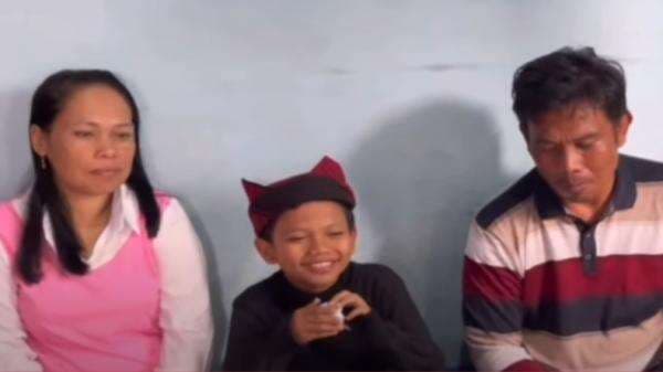 Pecah Tangis Orang Tua Farel Prayoga Saat Tiba di Rumah, Terharu Sekaligus Bangga