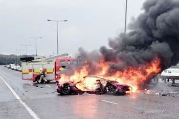 Kecelakaan Mengerikan, Mobil Mewah Lamborghini Tabrakan dan Terbakar di Jalan Raya