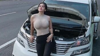 5 Potret Tante Diana Dee Ngoprek Mobil Mogok, Otak Netizen Traveling! 5 Potret Tante Diana Dee Ngoprek Mobil Mogok, Otak Netizen Traveling!