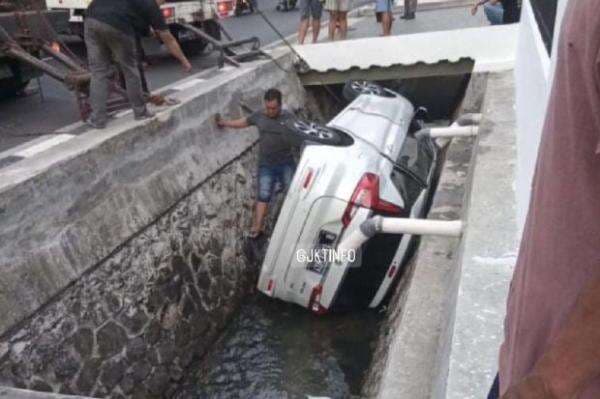 Mobil Wanita Muda Nyemplung ke Got di Jalan Darmawangsa-X Kebayoran Baru