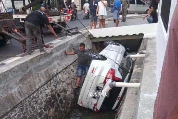 Mobil Suzuki Ertiga Masuk ke Got di Jalan Darmawangsa X