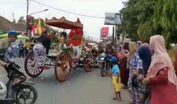 Heboh Kereta Kencana Bupati Pekalongan Tabrak Mobil dan Kerumunan Warga