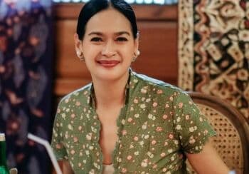 Donna Harun Cantik Pakai Tanktop Hitam, Netizen: Ini Orang Gak Tua-tua