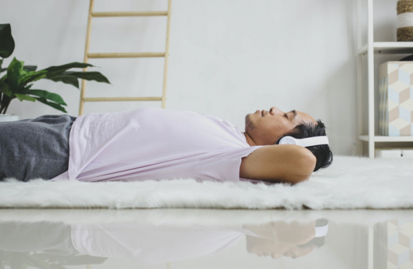 Bahaya Menggunakan Earphone Saat TIdur